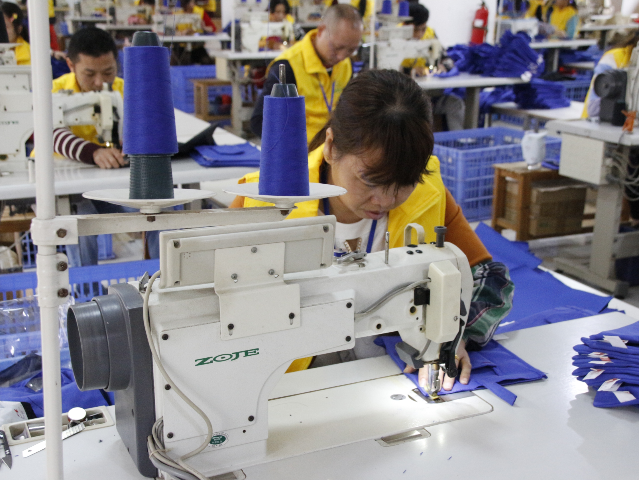 認真做袋的興瑞人